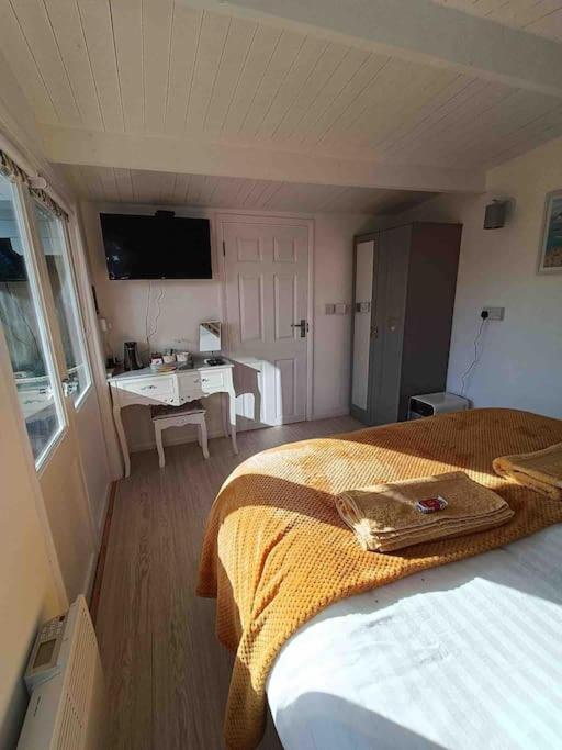 Private Lodge Close To Beaches And Goodwood Felpham Buitenkant foto